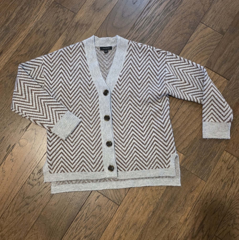 Ann Taylor Chevron Patterned Gray and Brown Women's Sweater Size Med Like New